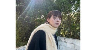  のん、ふわもこストールの冬コーデSHOT公開 