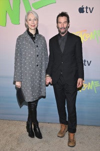 キアヌ・リーヴス、恋人と手をつないで新作プレミアに来場昨年には“偽”結婚報道も