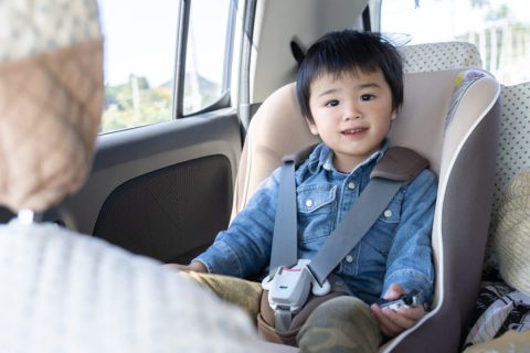 夫が「専業主婦の妻」名義で、自動車を購入！ 子どもの“幼稚園の送り迎え”のためですが、生活費として「非課税」になりますか？車が“1人1台必要”な地域なら大丈夫でしょうか？