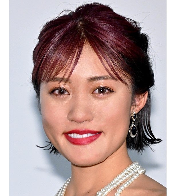 9頭身の圧巻の脚線美が炸裂…王林、アメリカンポップの主人公のようなスタジャンコーデに「脚長い」の声