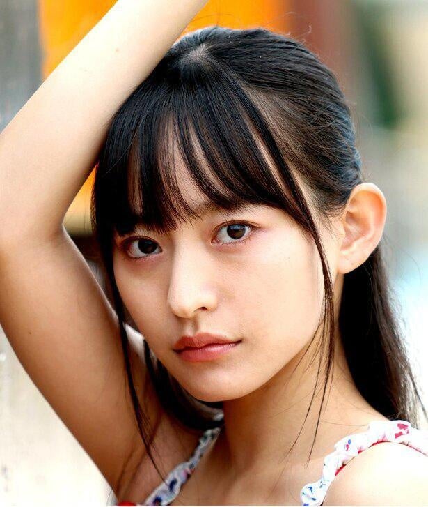 豊満胸元あらわな赤ビキニ…高崎かなみ、小首かしげる仕草かわいい笑顔のピースショットに「ナイスバディ」