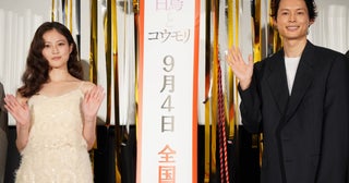 松村北斗＆今田美桜、東野圭吾さんの“言葉”に感謝「白鳥とコウモリ」公開前夜祭に白黒コーデで登場