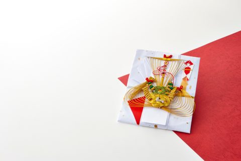 結婚式を挙げる友人が「挙式だけ来てくれればいい」と言ってくれました。披露宴には出ないのですが、ご祝儀はどのくらい包むべきなのでしょうか？