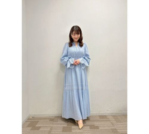  安めぐみ、淡ブルーの上品ワンピ姿＆次女との水族館のひととき公開 