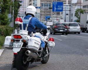 “あおり運転”してきた車を「白バイの待ち伏せポイント」に誘導、警察に捕まえてもらうまでの一部始終／「あの道、よく白バイいるよね」ドライバーの体感は本当なのか、警察庁の通達を調べてみた