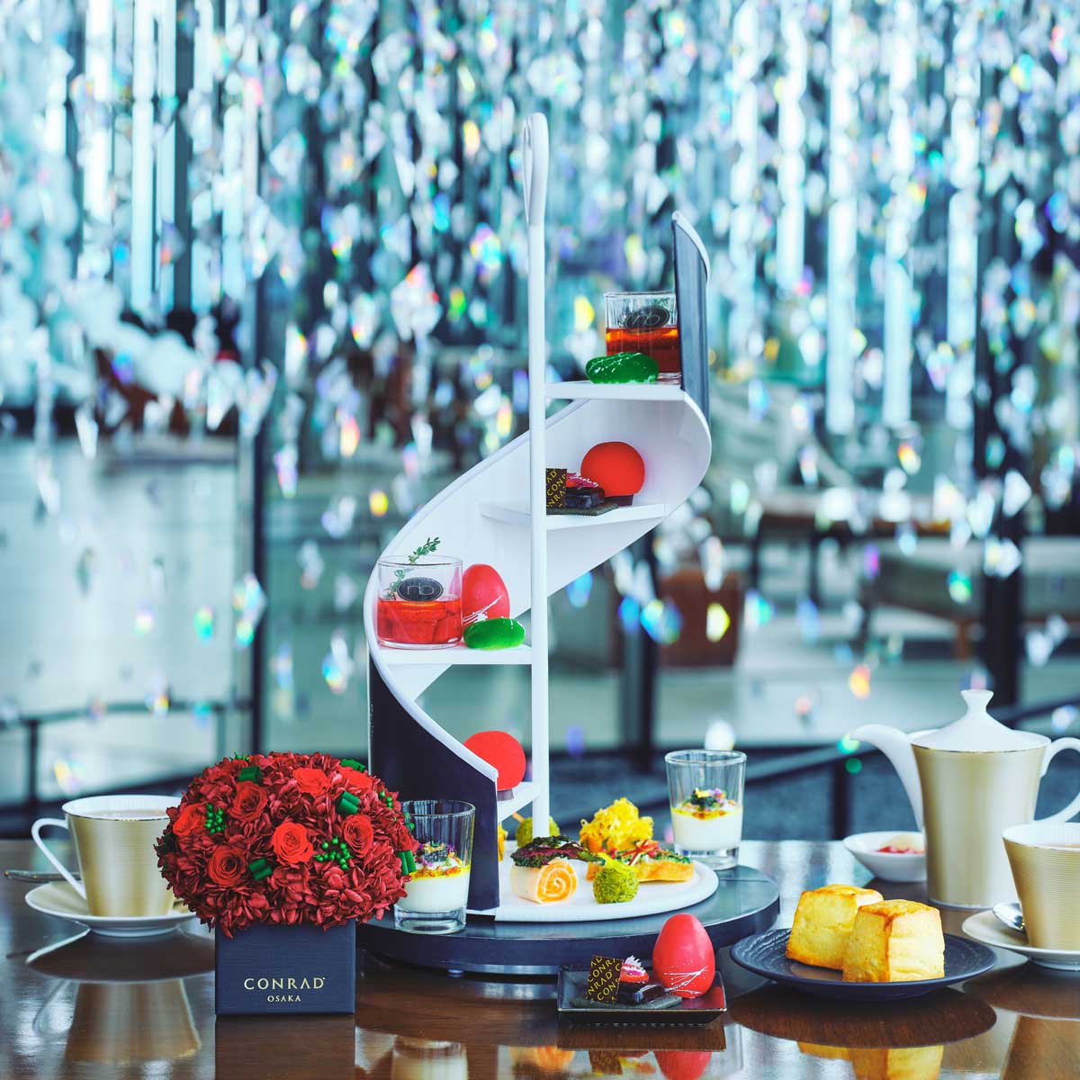 コンラッド大阪とニコライ バーグマンがコラボしたアフタヌーンティー。美しいスイーツの数々に、フレッシュいちご食べ比べも