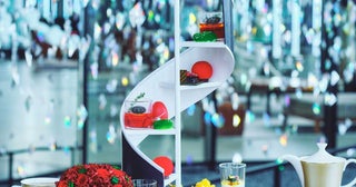 コンラッド大阪とニコライ バーグマンがコラボしたアフタヌーンティー。美しいスイーツの数々に、フレッシュいちご食べ比べも