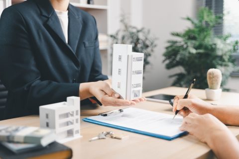 夫婦で引っ越し先を探していたら、知人に「URはすぐ入れても、都営住宅は待つこともある」と言われました。急いで住み替えたい場合、やはり選び方は変わってくるのでしょうか？
