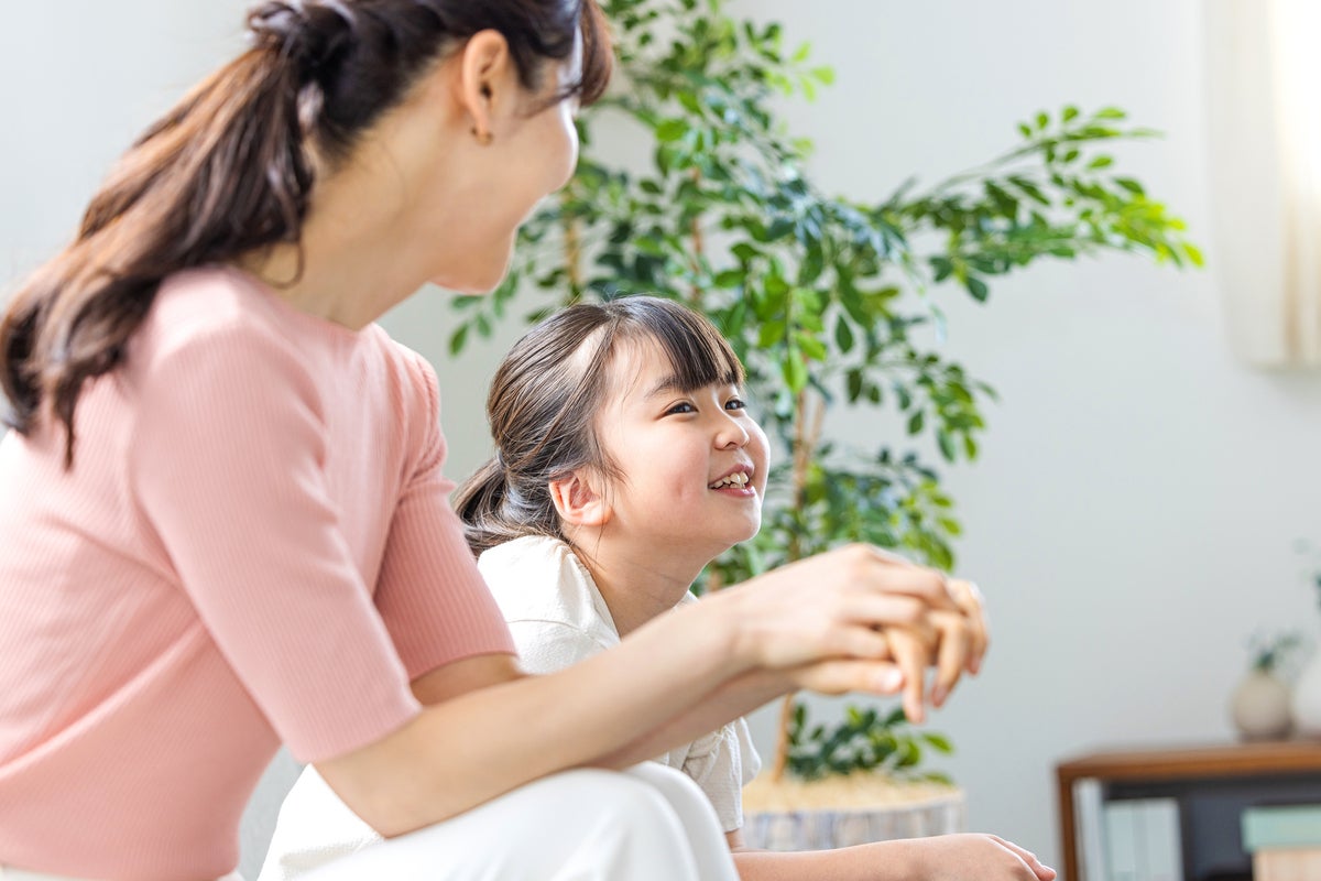 これじゃ子どもの「言葉の力」は伸びないわ…幼少期から親がつい言いがちな声かけ／子が伸びる声かけ