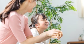 これじゃ子どもの「言葉の力」は伸びないわ…幼少期から親がつい言いがちな声かけ／子が伸びる声かけ