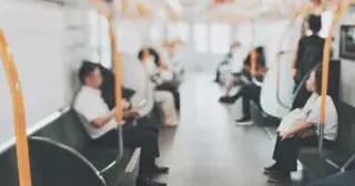電車で「席が空いているのに、わざわざ目の前に立つ男性」に恐怖。声をかけても無視されて…