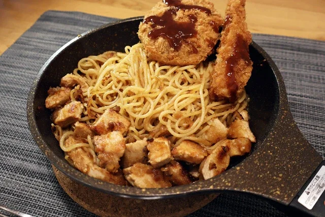 【かつやのトンテキ焼きスパ】かつやの新定番トンテキを豪快にソースとして使った絶品ワイルドな焦がしパスタ！＜野島慎一郎のバカレシピ＞