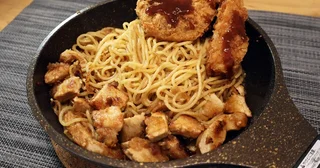 【かつやのトンテキ焼きスパ】かつやの新定番トンテキを豪快にソースとして使った絶品ワイルドな焦がしパスタ！＜野島慎一郎のバカレシピ＞
