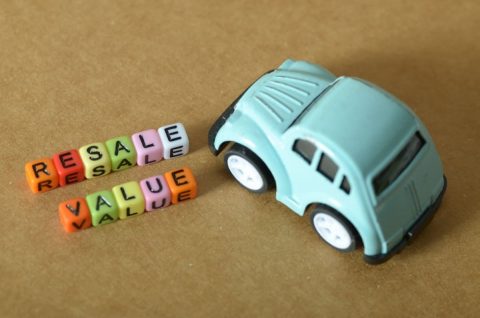 新車を購入してからまだ1年なのに、友人に「リセールバリューが落ちるから早く売ったほうがいい」と言われました。乗り続けるのと早めに売るのとでは、どちらが本当に得なのでしょうか？