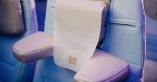 エコノミー席「頭カクンで眠れない」問題を解決？航空ジャーナリストが見つけた“ネックピロー不要”の新ヘッドレスト