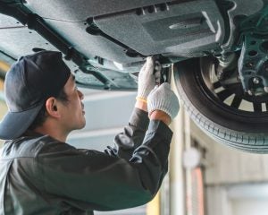 「ディーラー点検はなぜ高い？」元営業マンが暴露。車を売るだけでは赤字…“まだ使える部品”も交換するワケ