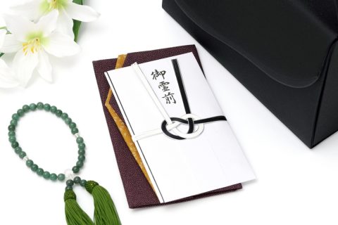 父の葬儀で“いとこ家族”からの香典「親子で3000円」にあ然…今度“いとこの結婚式”に招待されましたが「相場の3万円」包む必要はありますか？ 相手の感覚に合わせるなら“5000円で十分”ですよね？