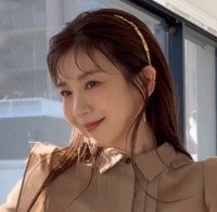 水着姿が話題・47歳美女タレント、若すぎるモデル姿に衝撃「マジで可愛い」13歳年下男性と結婚一児の母