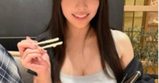 “ベイスターズ大好き”グラビア美女24歳、キャミ姿の最新ショットに反響