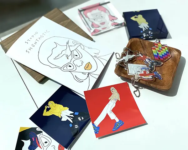 田中シェンさんのイラスト展が新宿で開催。ポップなステッカーやアクキーなどのグッズを新生活のお供にいかが？