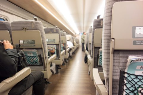 お盆は“朝6時”から並んで「新幹線の自由席に座り節約」と思ってたら、繁忙期「のぞみは全席指定」と知りショック！ 4人家族が「東京－新大阪」に帰省する場合いくら高くなる？ 費用を抑える方法