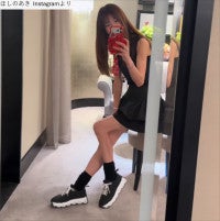 ほしのあき49歳、ミニスカ×スニーカー姿が「スタイル抜群」「可愛いすぎる」夫は13歳年下＆1児の母