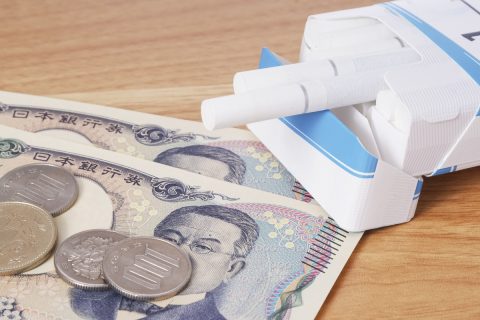 4月から「たばこ税」増税で、愛用のメビウスが「520円→550円」に値上げ！ 妻は「禁煙すればベンツが買える」と言いますが“1日1箱×30年”で高級車は買えますか？ 紙巻・加熱式の税率も確認