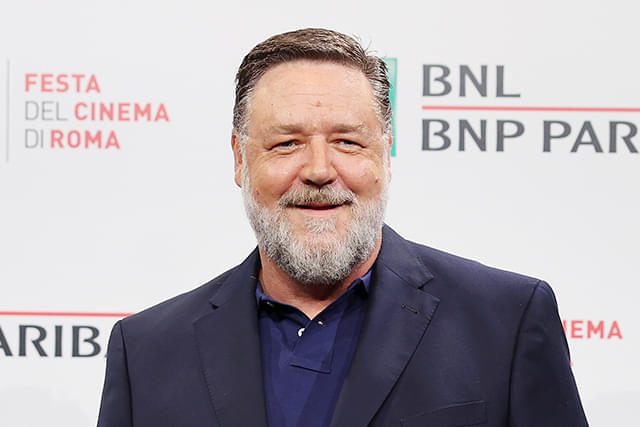 ラッセル・クロウ、米ゴシップサイト公開の動画に反論「何が問題？」サイン求めて群がるファンを戒める姿に賛否