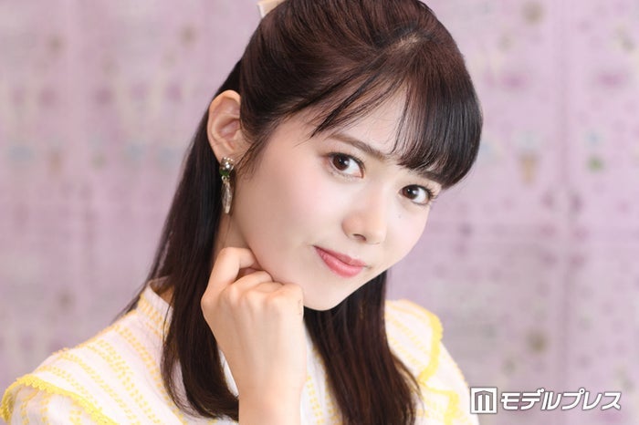 谷尻萌アナ、美脚際立つ膝上丈ミニコート姿公開「等身バランス素晴らしい」「センスの塊」と絶賛の声