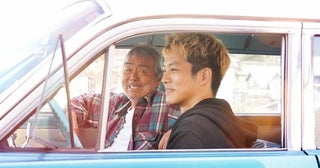 寺尾聰＆松坂桃李共演「父と僕の終わらない歌」父を支える家族と個性あふれる仲間たちの新場面写真