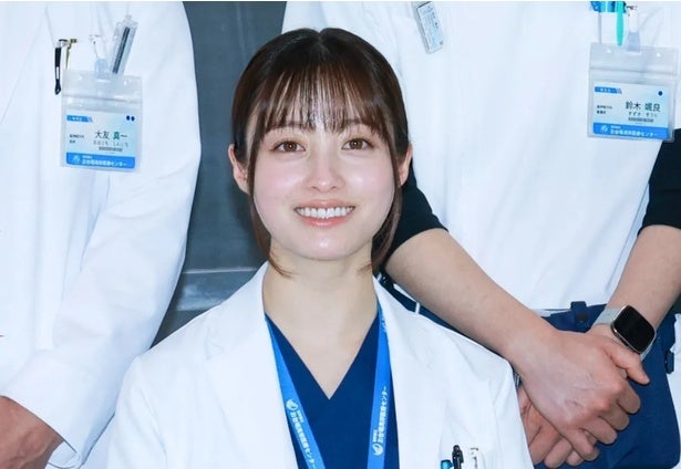 微笑み“仲よさげ”…橋本環奈と佐藤祐市監督の夜露視来ポーズに「環奈ちゃんと監督コンビもいいですねぇ」の声＜ヤンドク！＞