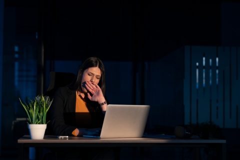 私は「月収20万円」のため“朝から晩まで”働いてるのに、ママ友は「家業の役員として20万円」を“ほぼ出勤なし”で受け取っているそうです。「脱税では？」と思うのですが、問題ないのでしょうか？