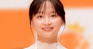 影山優佳、“コカ・コーラシャツ”を纏って輝く笑顔を見せる…W杯開催のダラス・スタジアムでの写真を公開
