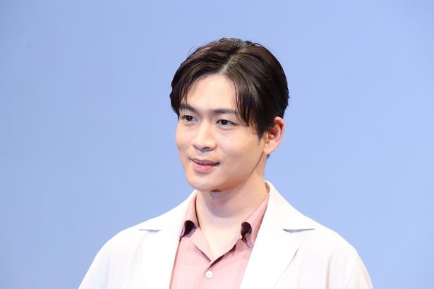 笑顔で肩寄せ合う松下洸平&黒木華、スーツ姿の仲良し2ショットに「心に残る作品ありがとう」の声＜銀河の一票＞