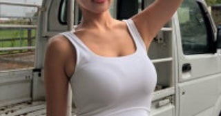 “軽トラ女子”グラドル・三田悠貴、ミニ丈タンクトップ姿が「スタイル抜群」洗車したての軽トラと2ショット