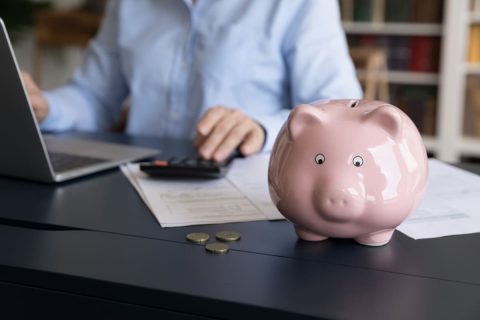 40代の独身会社員ですが、貯金は「300万円」しかありません…。同年代の“おひとりさま”はいくら貯めているのでしょうか？ 平均と中央値を確認