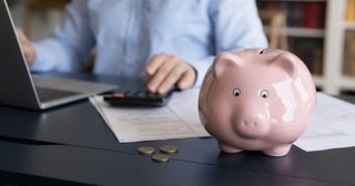 40代の独身会社員ですが、貯金は「300万円」しかありません…。同年代の“おひとりさま”はいくら貯めているのでしょうか？ 平均と中央値を確認