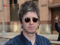 ノエル・ギャラガー、新恋人は30歳年下！お出かけ姿をキャッチ