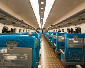 「邪魔なんだよね」新幹線で妊婦に苛立つ中年男性…緊張した車内を救った年配男性の“温かい一言”