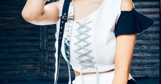 ほぼ見えている豊満胸元ムギュギュッ…天羽希純、大きすぎる美胸元あらわなビキニ姿に「めっちゃセクシー」