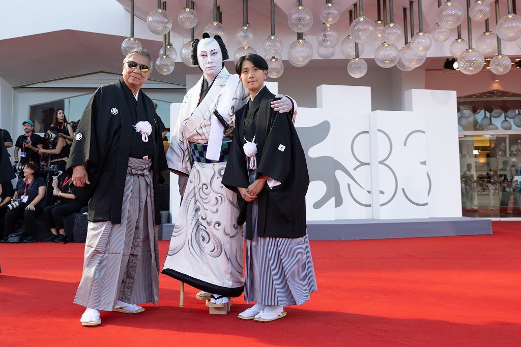 市川團十郎、史上初！ベネチア映画祭レッドカーペットに歌舞伎衣装で世界を魅了「炭治郎のベースはこっち！」