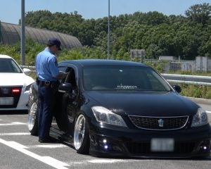 あおり運転をした“ヤンキー仕様の車”が返り討ちに。高速道路で覆面パトカーに連行されるまで／「覆面パトカー」は正式名称じゃない？調べてみた