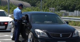 あおり運転をした“ヤンキー仕様の車”が返り討ちに。高速道路で覆面パトカーに連行されるまで／「覆面パトカー」は正式名称じゃない？調べてみた