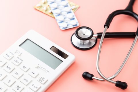 ふるさと納税はワンストップ特例で済ませましたが、「医療費」の領収書を整理したら「12万円」に。医療費控除は見送るべきですか？