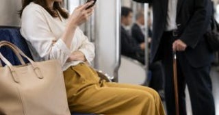「座っていいですか？」電車内で高齢男性を無視して舌打ち…荷物で席を占領した女性に訪れた“まさかの結末”