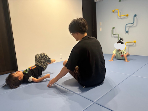  あいのり・桃、新居のプレイルーム絶賛＆息子たちと体操タイム 