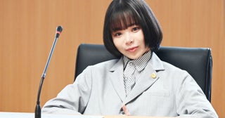 趣里と古田新太の弁護士親子が法廷で対決。多額の寄付と書き換えられた遺言書の真相に迫る【『モンスター』第6話】