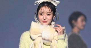 リボンに囲まれた小林由依に「反則級の可愛さ」と絶賛の声【TGC広島2025】