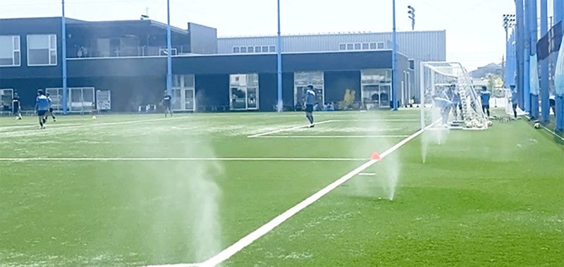 スポーツグラウンドで酷暑から体を守る冷却システム日本体育施設が開発し、法政大学が検証