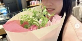 本田紗来、18歳誕生日にピンクコーデ×花束で春ムード満開親友との絆にほっこり